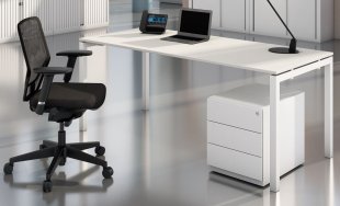 günstiges Homeoffice-Grundausstattung mit Schreibtisch, Schreibtischstuhl und  Schreibtisch-Rollcontainer