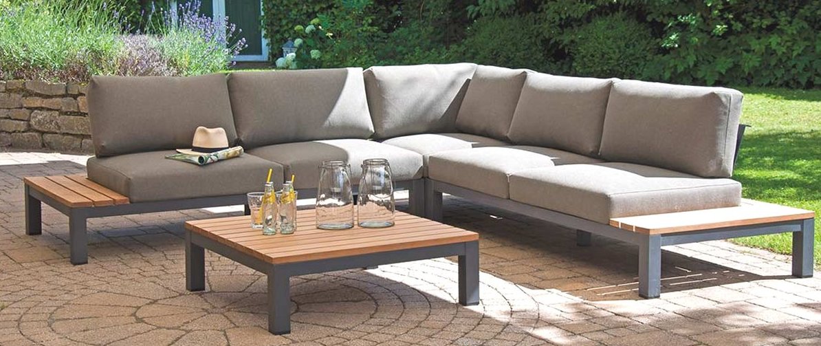 moderne bequeme Eckcouch für den Garten mit dicken Polsterkissen