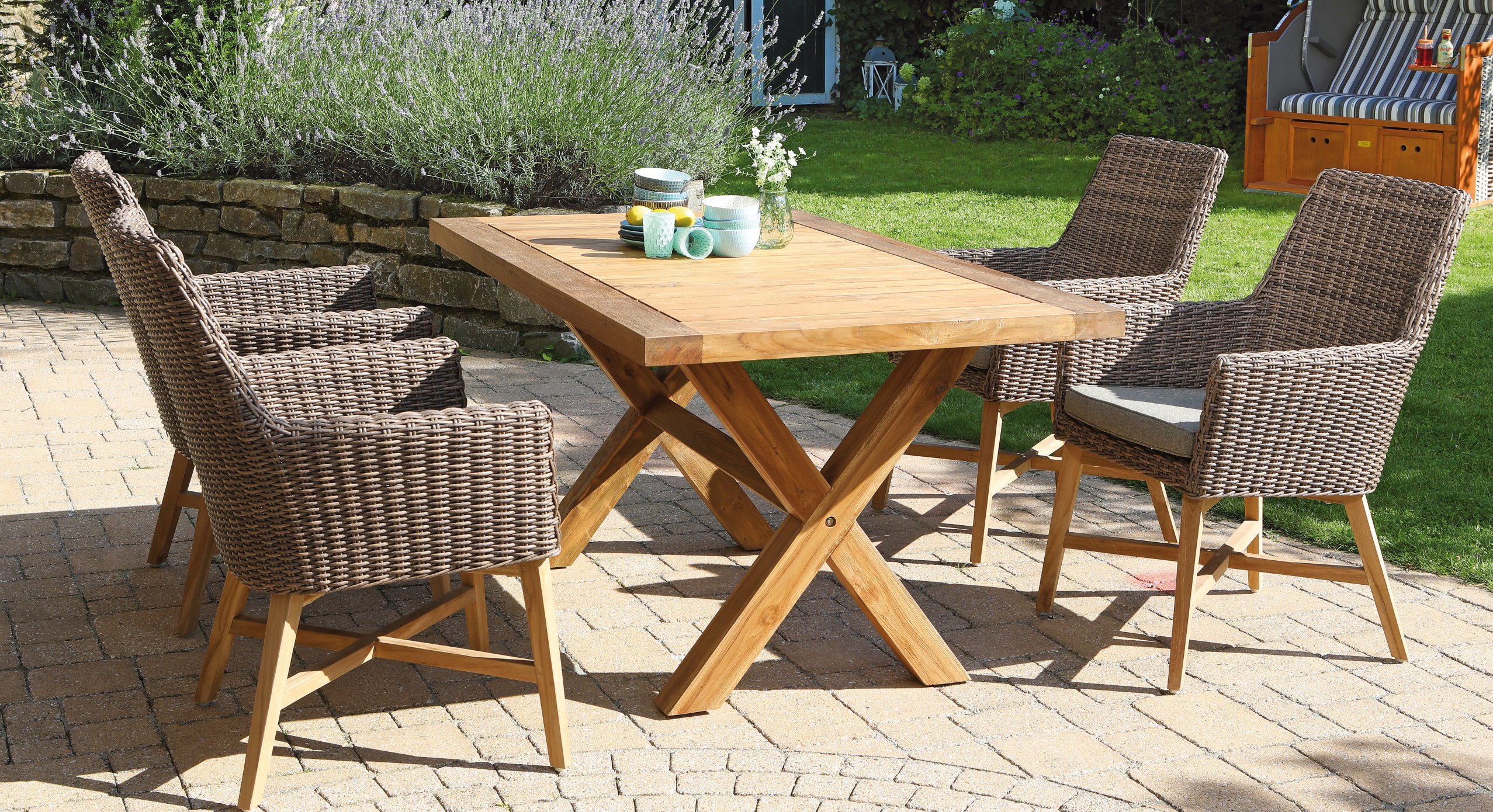 preiswerter Teak-Gartentisch 160x90 cm mit modernen Geflechtsessel