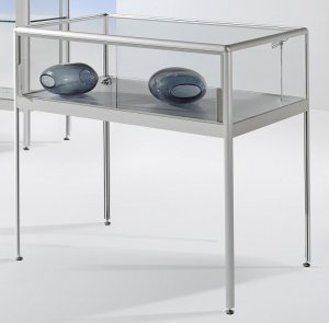 Tischvitrine abschließbare Schiebetüren viertelrunden Aluminium-Profilen in Farbe nach Kundenwunsch