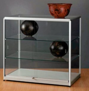 Thekenvitrine mit zwei abschließbaren Schiebetüren