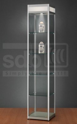 Shopvitrine mit beleuchtetem Werbebanner