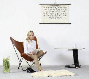 rollbarer Couchtisch mit Glastischplatte