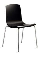 schwarzer Stuhl mit Hartschalen-Sitz